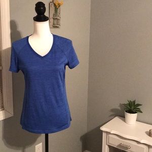 Danskin Now semi fitted v-neck athletic shirt sz M